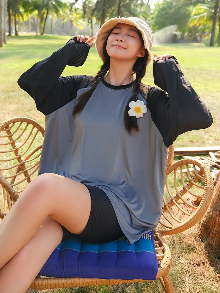 

Комплект из трех предметов: консервативный женский купальник больших размеров с длинными рукавами, термокостюм для плавания, свободная накидка для защиты от солнца