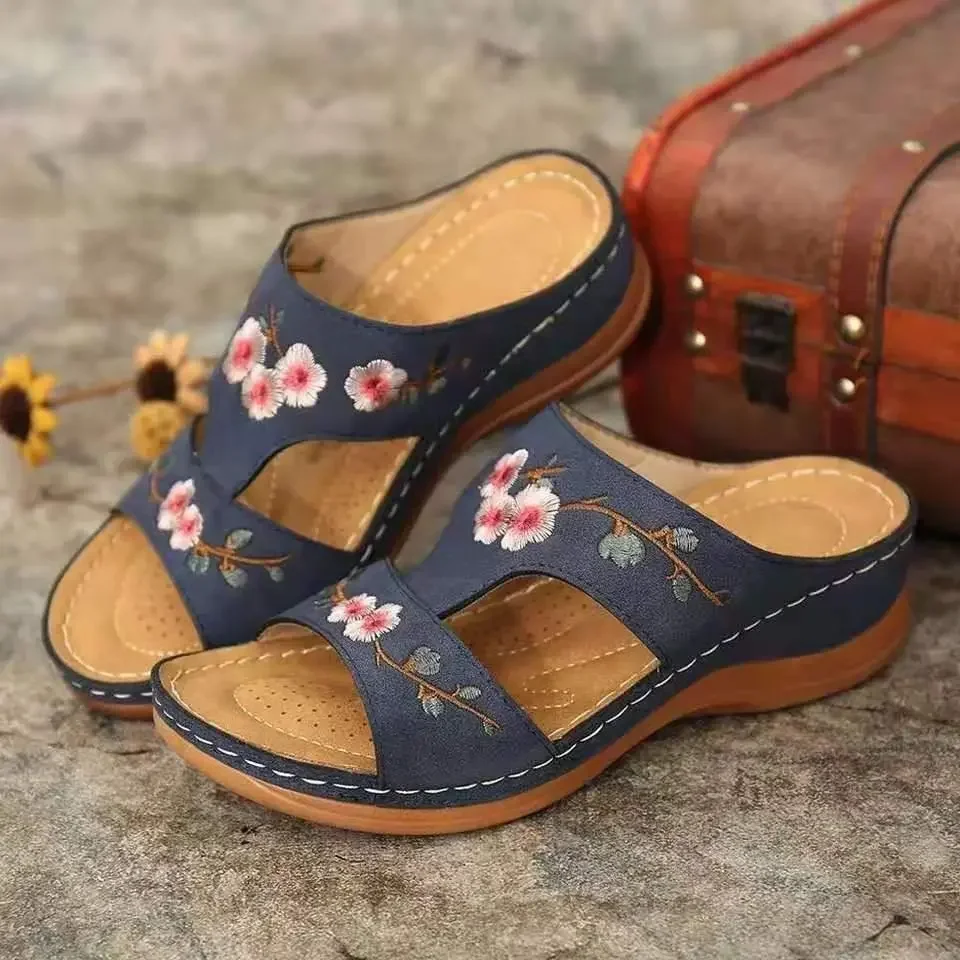 Pantofole casual da donna Sandali con zeppa con fiori cavi alla moda Piattaforma ricamata per esterni Scarpe da spiaggia comode Chinelo Nuvem