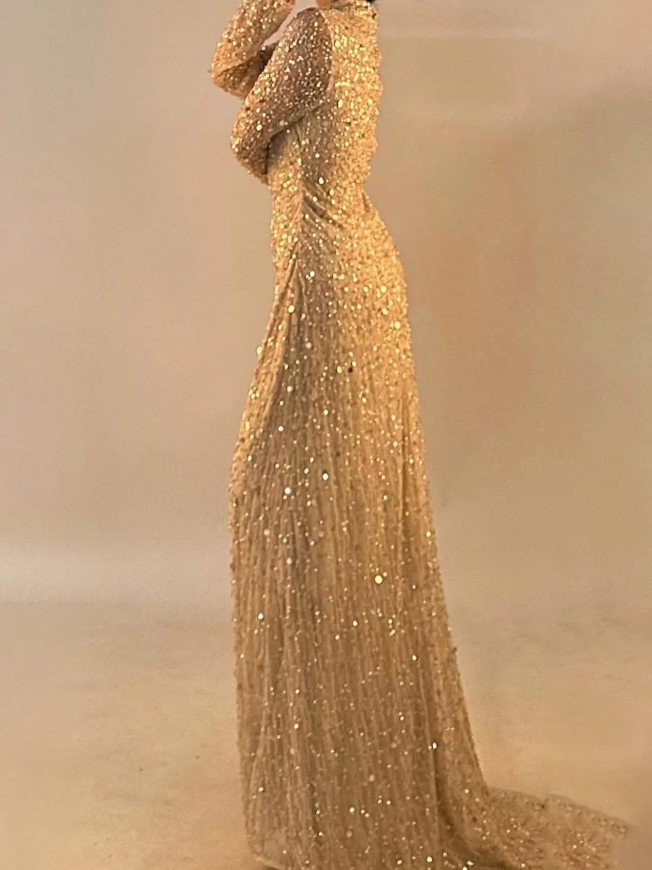 فساتين سهرة رسمية كلاسيكية ذات ياقة عالية مطرزة بالخرز وأكمام طويلة مخصصة لحفلات أعياد الميلاد