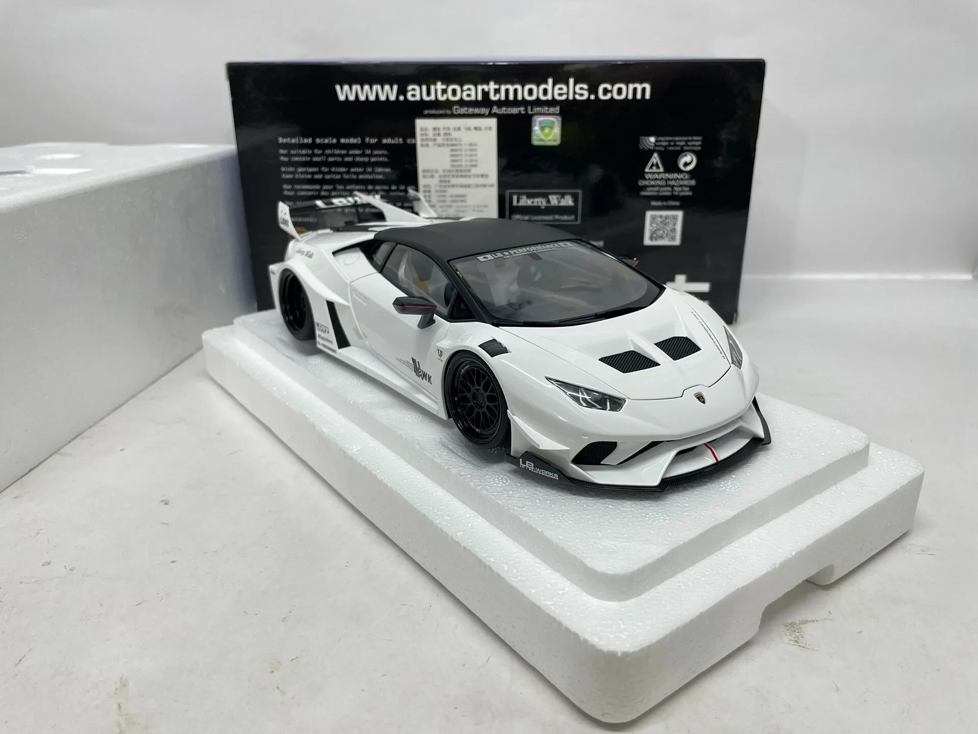 Autoart 1:18 Huracan LB Wit Simulatie Limited Edition Alle Open Legering Metaal Statisch Automodel Speelgoed Cadeau