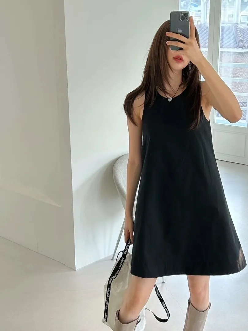 فستان فضفاض بدون أكمام برقبة دائرية للنساء على الطراز الكوري تصميم غير رسمي للصيف مادة حريرية فستان قصير بنمط التنقل