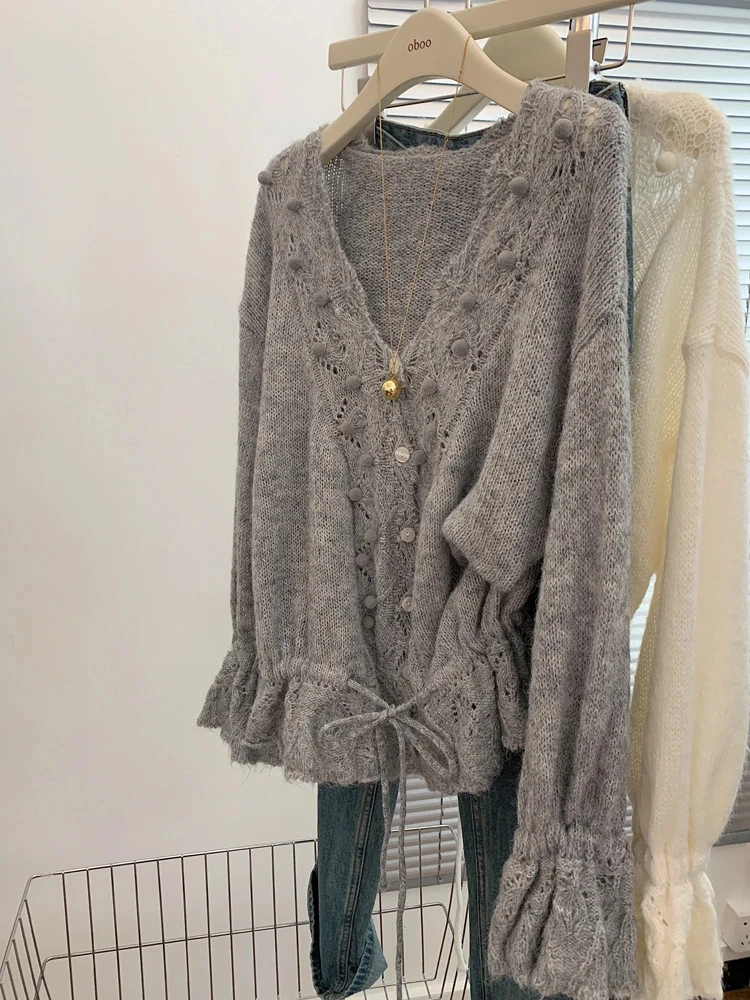 ゆったりとした女性のニットセーター、ベルスリーブ、Vネック、秋のアウターウェア、ファションデザイン、カジュアルで快適なロングスリーブトップ