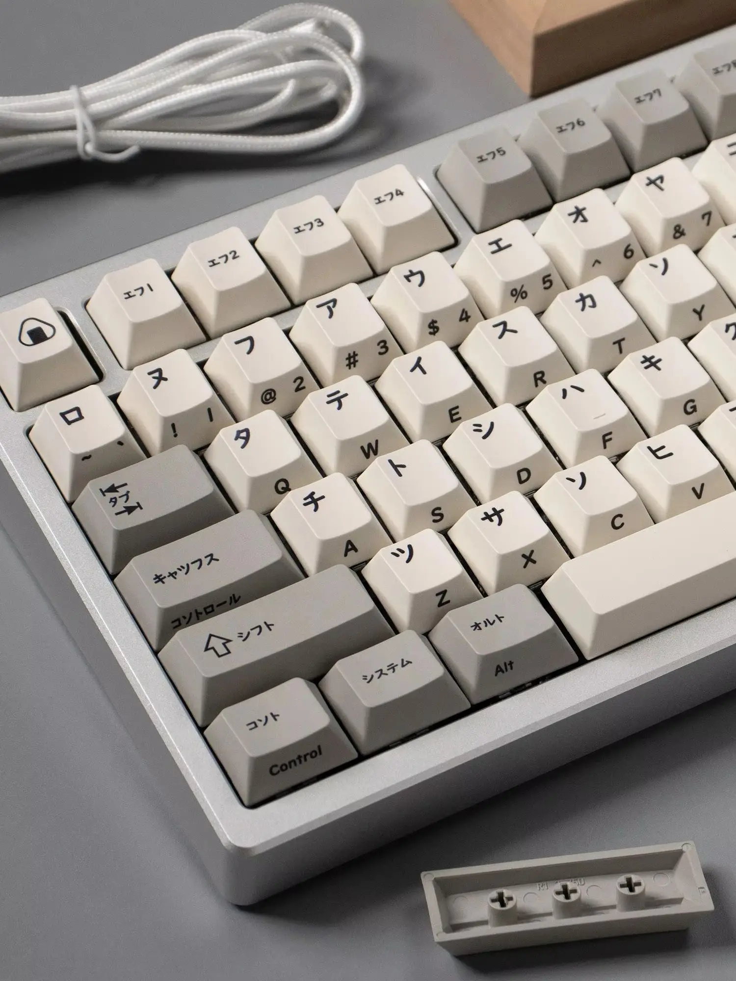 Minimalistyczne, czerwone nakładki na klawisze PBT, wykonane metodą barwienia sublimacyjnego, o profilu Cherry, z możliwością personalizacji, w japońskim stylu, przeznaczone do klawiatur mechanicznych z przełącznikami MX. — zdjęcie produktu 7