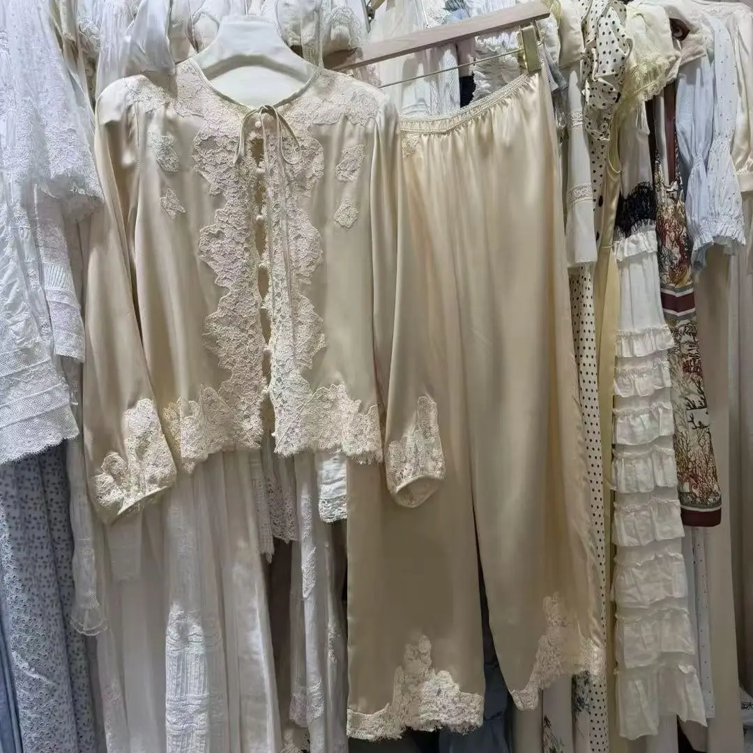 2026 Damen Spitzenstickerei-Set mit O-Ausschnitt, einreihigem Langarmhemd und elastischer Taille, weiten Hosen und lockerem Seidenanzug