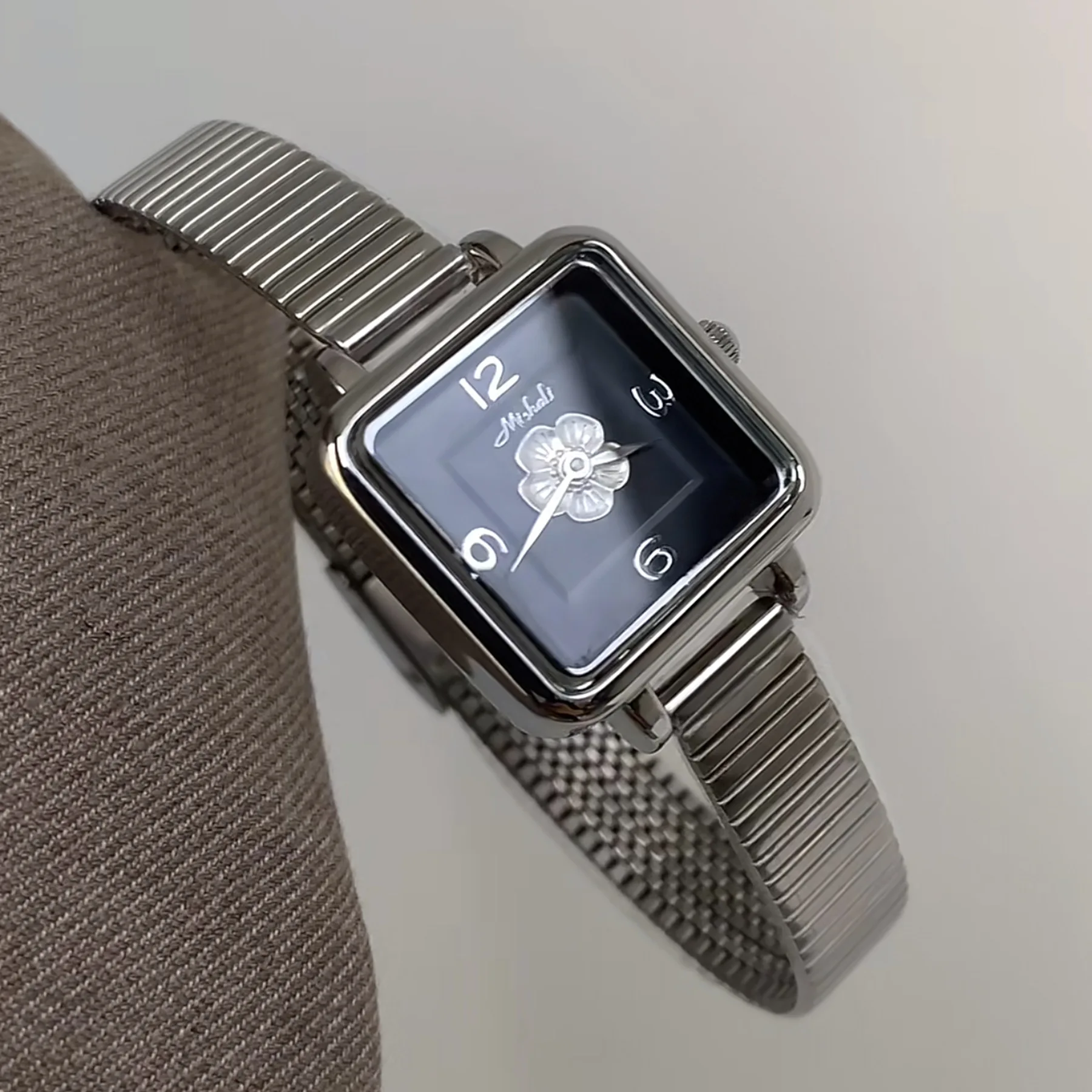 Retro-Style Understated LuxurySophisticated Rectangular Wristwatch Minimalist Retro Quartz Watch For Women Luxury Women'S Watch.