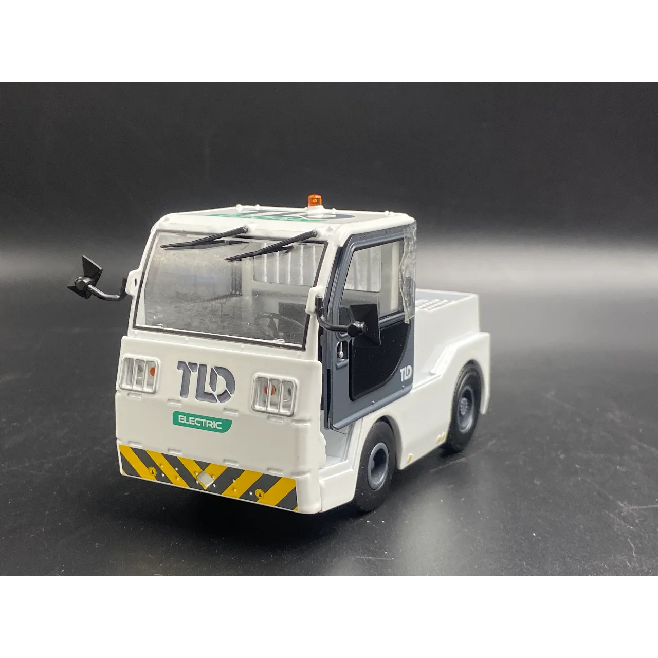 

Diecast 1:20 Scale TLD JET-16 Electric Luggage Tractor Engineering Vehicle Alloy Car Model Collectible Toy Gift Souvenir Display