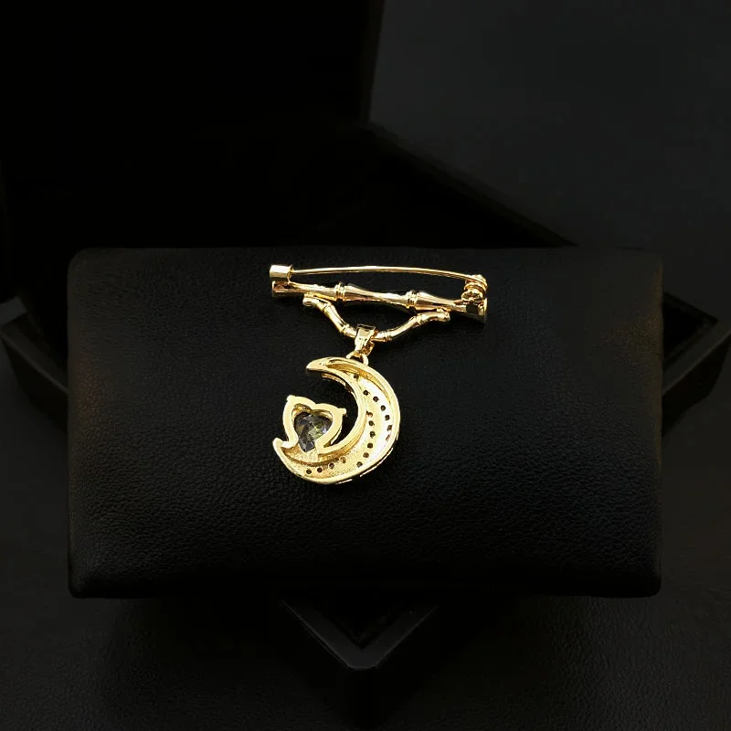 Luxury Moon Spaceman Heart Brooch Women's Astronaut Pendant Pin for Bridal Wedding Party Stylish Suit Ornament Gift Jewelry 5765