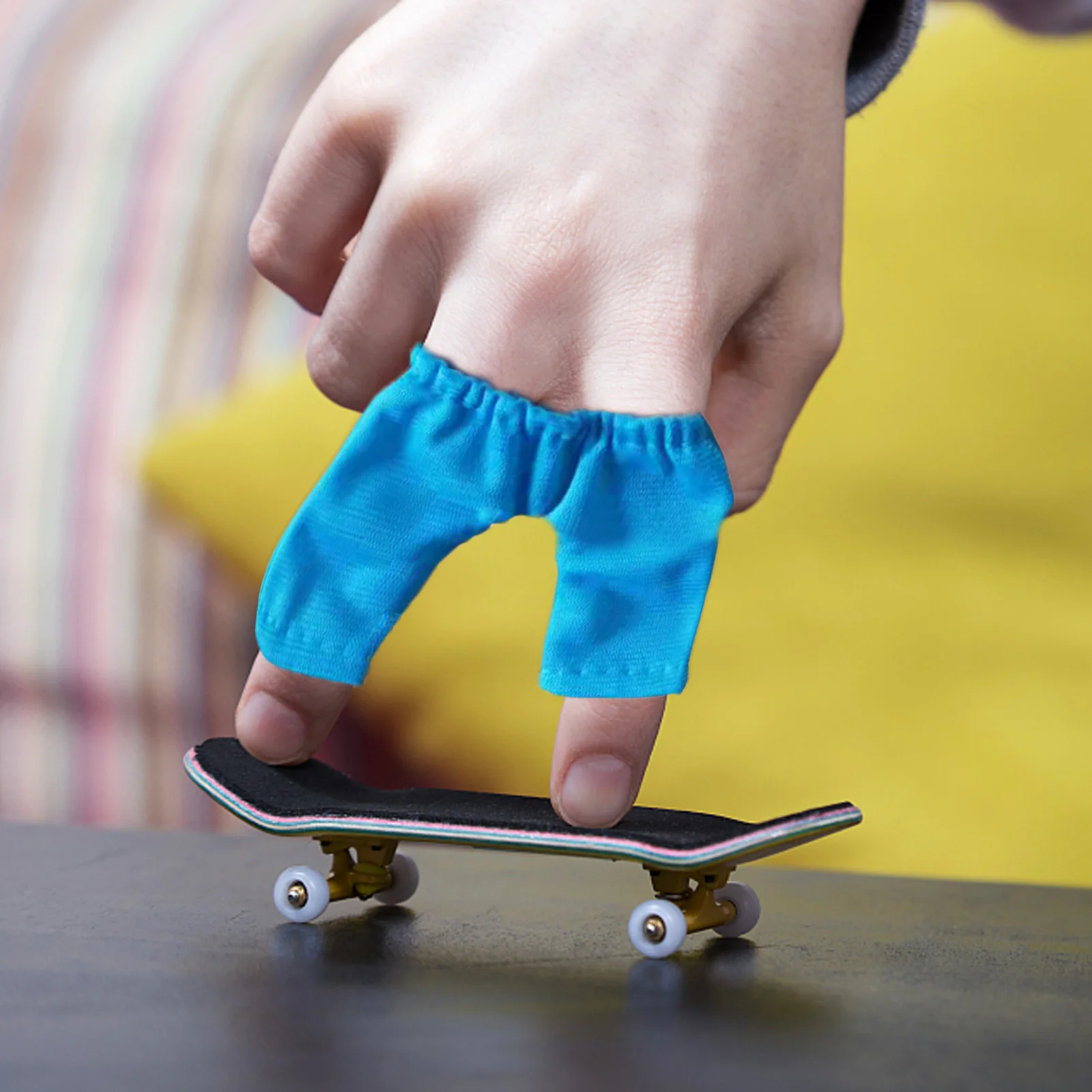 Mini Finger Clothes For Kids Fingertip Pants T-shirt Set Fingerboarding Scooter Skateboards Accessories Interactive Toys Game