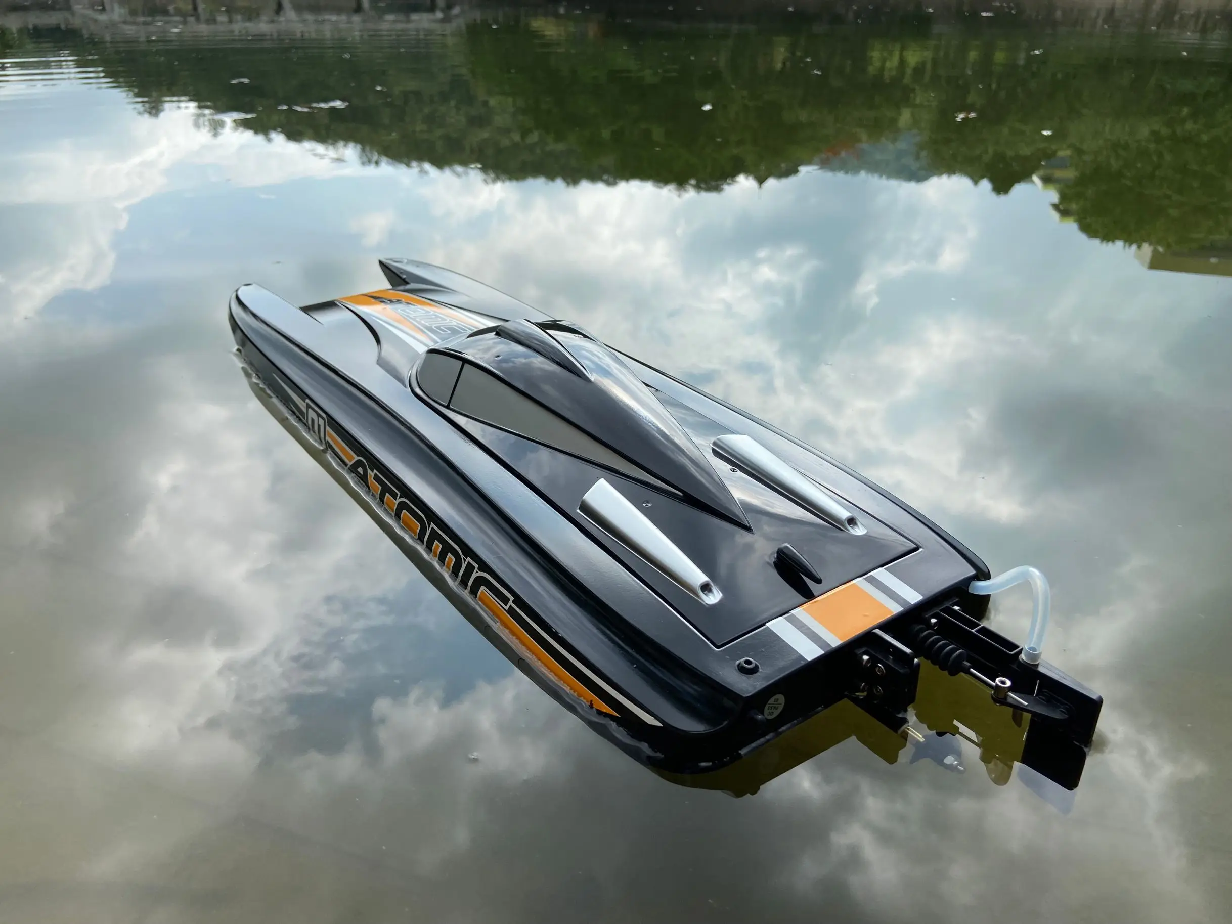 S022 radio controlled boat, 70CM, with max speed of 60 km / h, brushless motor, suitable for amateur boats, competitive adu