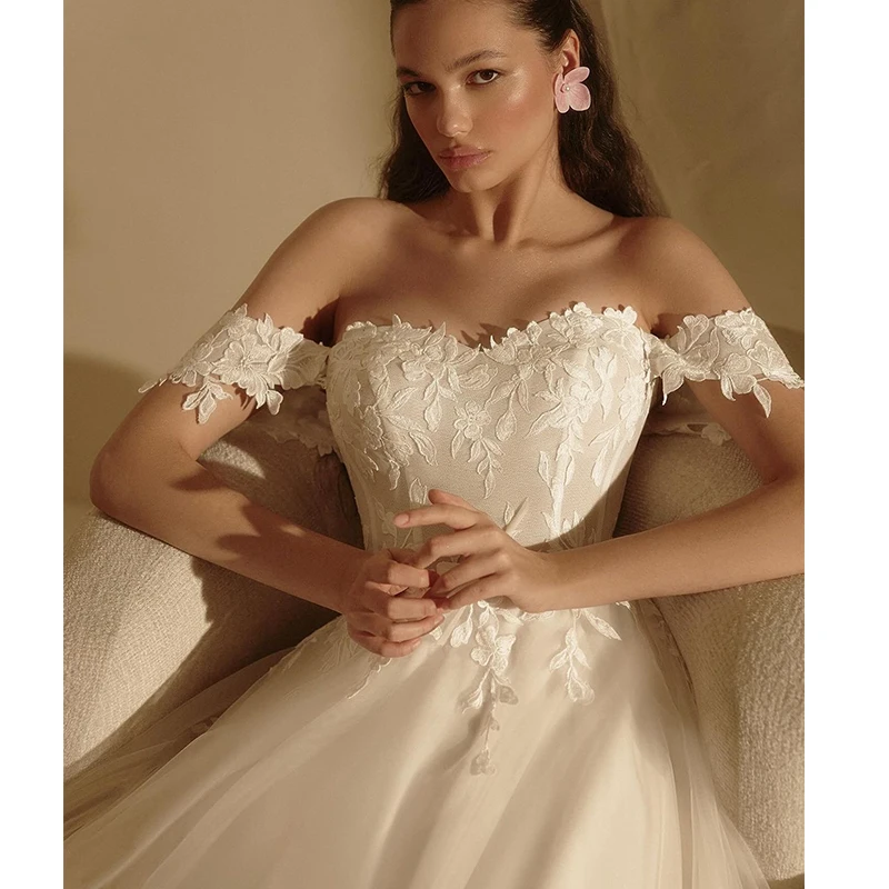 

Elegant Wedding Dress Organza With Embroidery Lace Ball Gown A-Line Floor Length Boat Neck Sleeveless Bridal Gowns Lace Up Appli