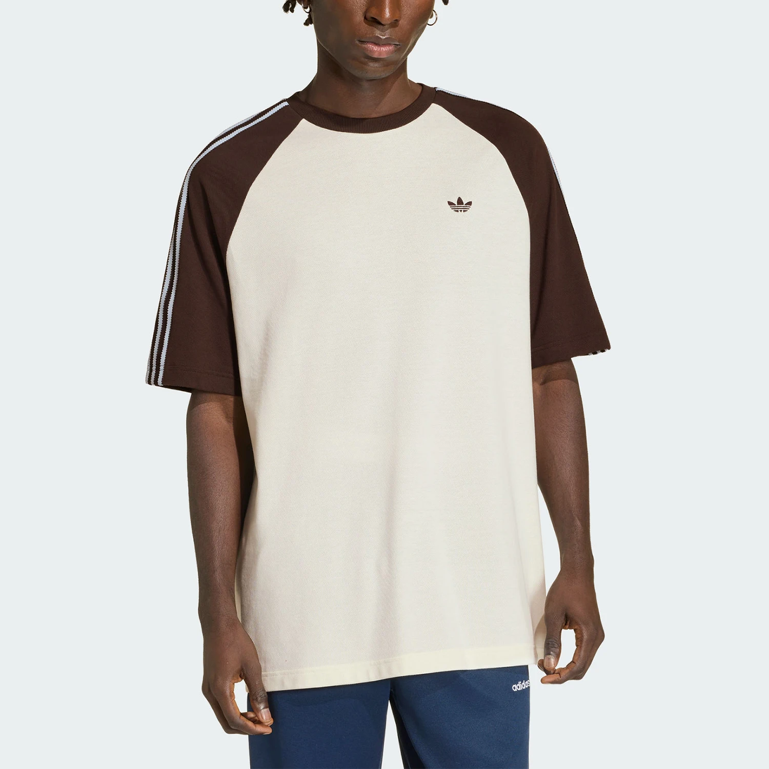 

Оригинальная мужская трикотажная свободная футболка Adidas с полосками и логотипом клевера HZ3830