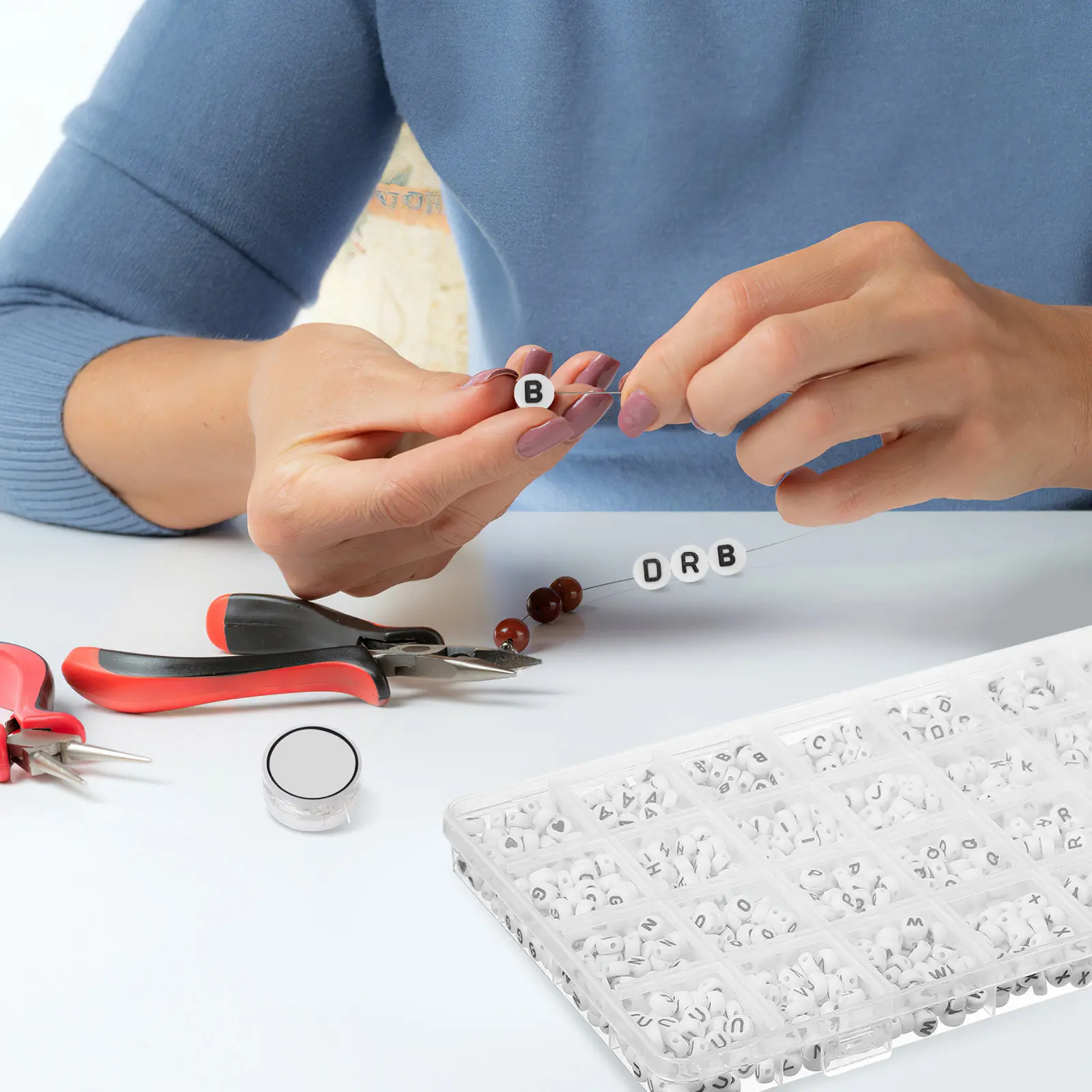 

Бусины-буквы (26 букв) из пластика для изготовления украшений: браслетов, ожерелий, брелоков, подарков ручной работы, а также коробка для хранения