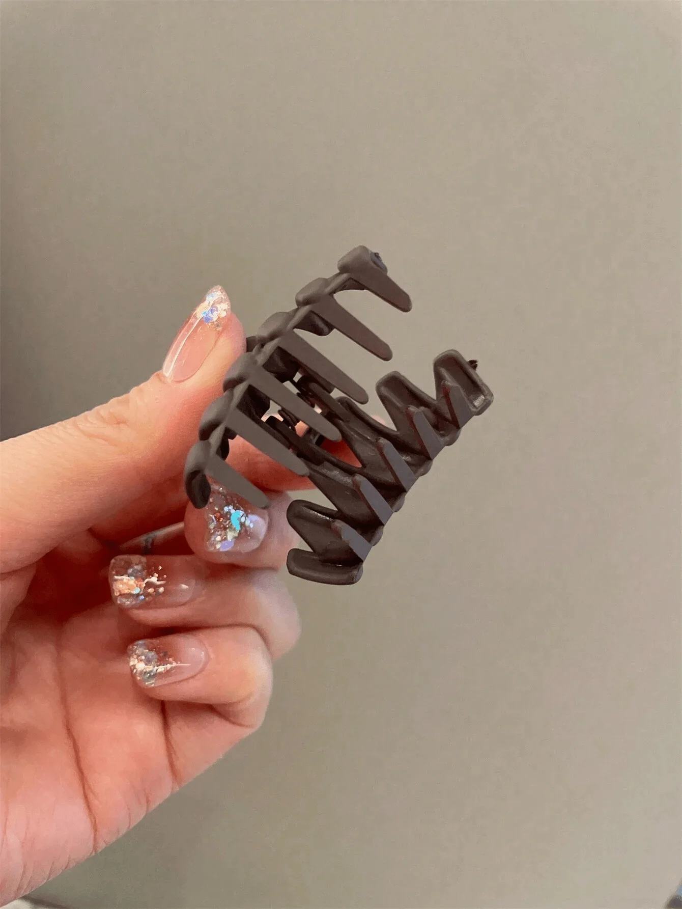 3ชิ้นกิ๊บกิ๊บกิ๊บหนีบผมทรงหางม้ายาวปานกลางสีกาแฟอ่อนขนาดกลาง4.5ซม. สิ่งประดิษฐ์ถาวรคลิปกรงเล็บฉลามที่ด้านหลังศีรษะ