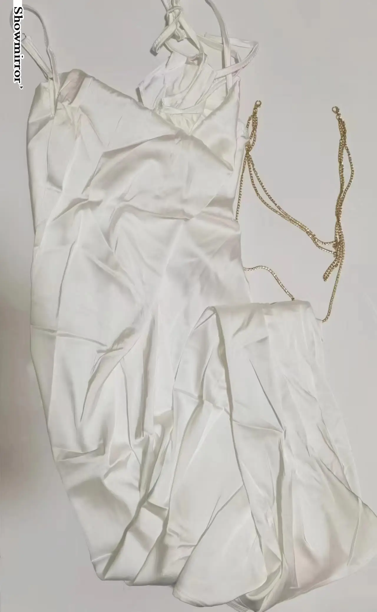 

Женское длинное платье с открытой спиной и золотыми шнуровками