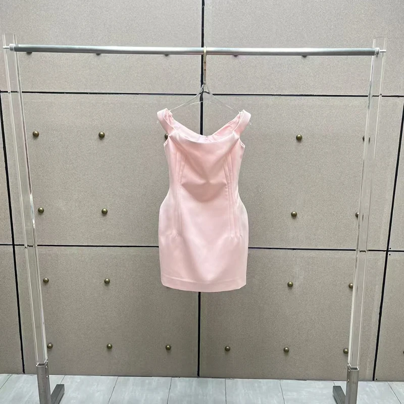 2025 Roupas femininas da moda: vestido pequeno sexy de cetim rosa com ombros de fora, vestido halter justo e abraçando o corpo