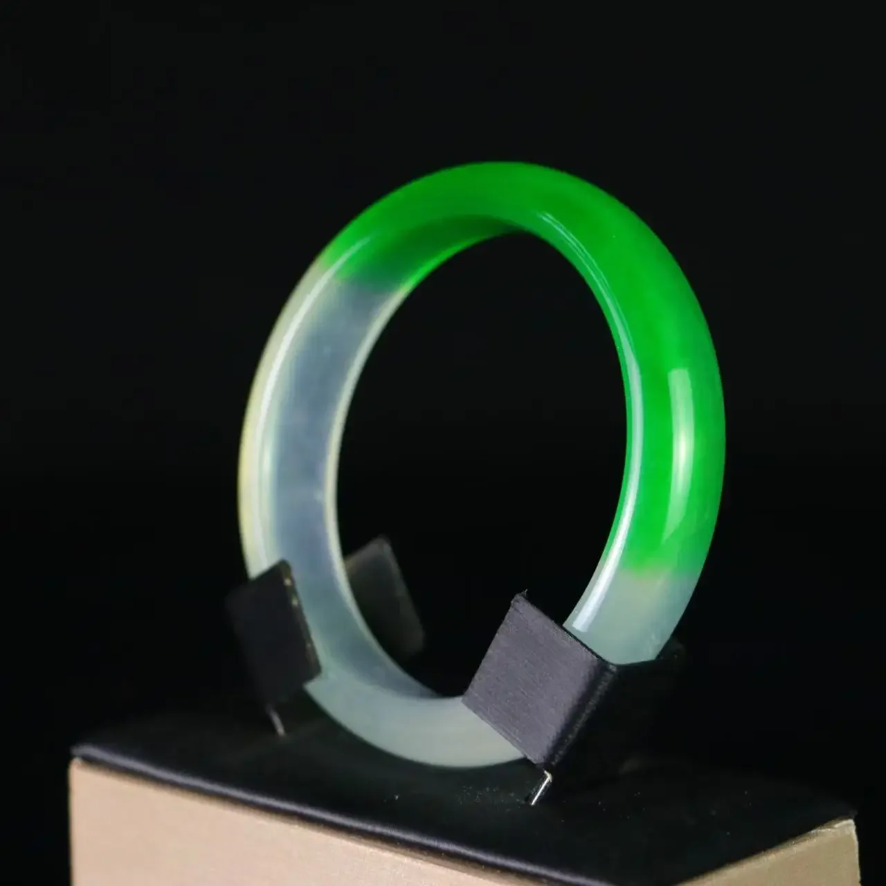 

Xinkeng jadeite high ice jade bracelet green quartzite jade ice green flower jade bracelet