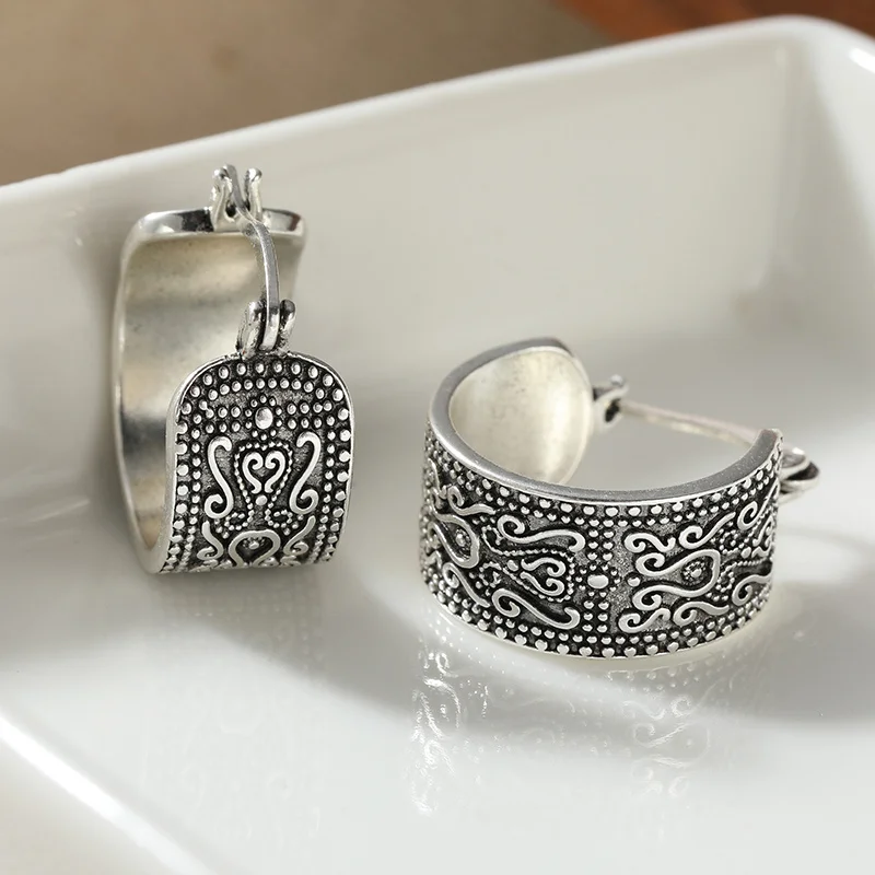 Vintage Versilberte Breite Creolen für Frauen mit Filigranen Mustern, Exotische Ohrringe im Bohemian-Stil
