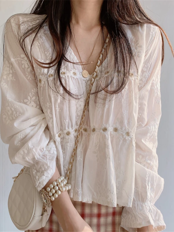 

Кружевной укороченный топ с рюшами Sve, женская весенне-осенняя футболка с длинным свеком и v-образным вырезом, корейская модная футболка