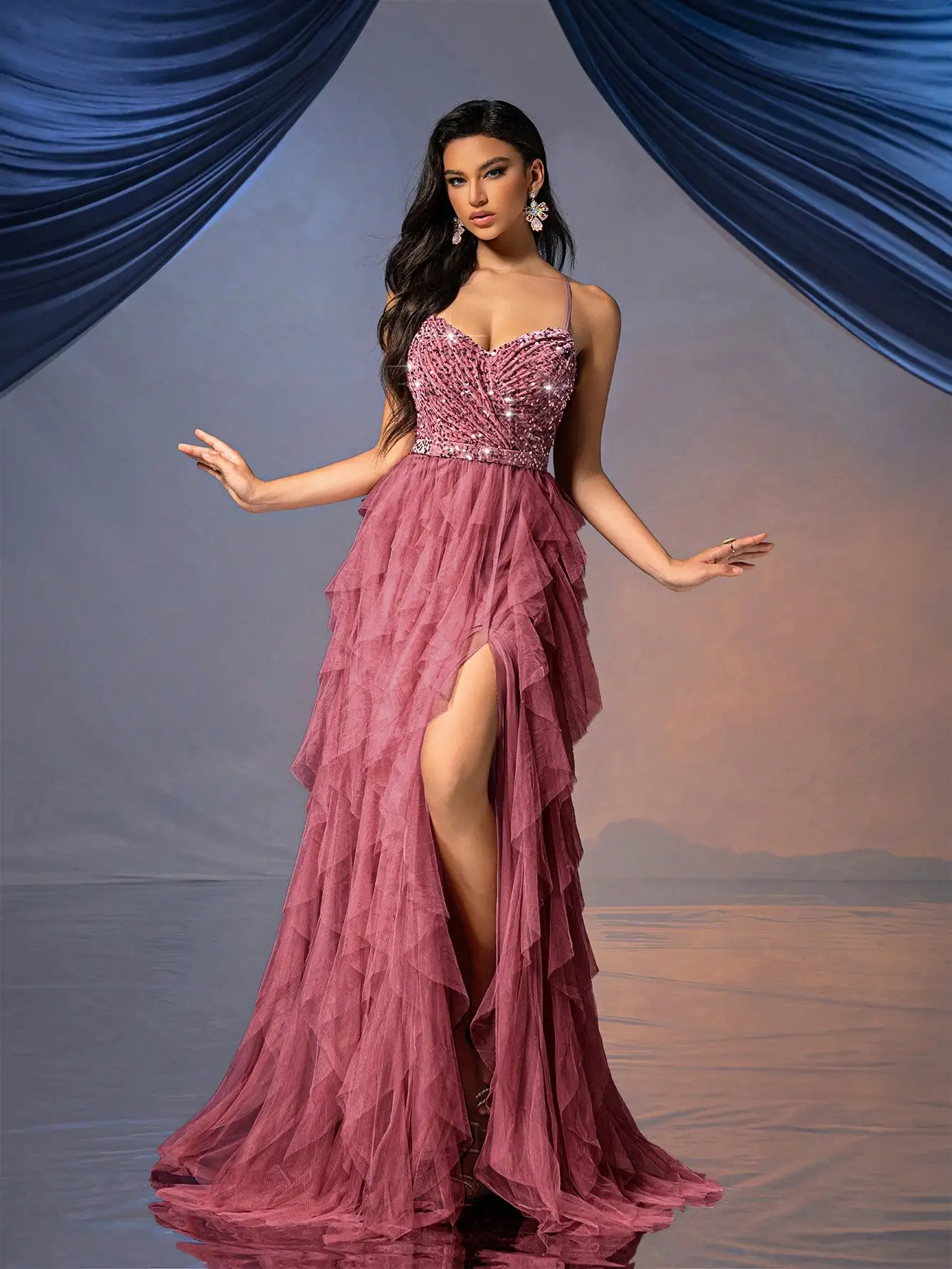 エレガントなスパンコール付きイブニングドレス、ハイ スリットとフリル付きチュールスカート、フォーマルなイベントに最適