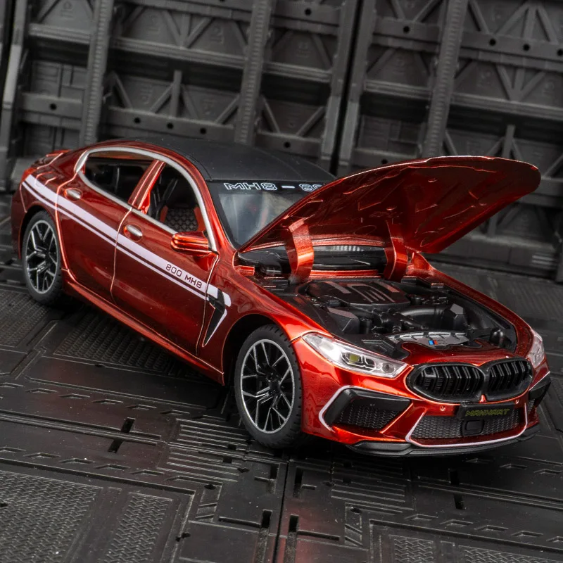 1:24 modelo de carro esportivo de liga BMW M8, coleção de acessórios de carro, portas e capô do motor, porta-malas pode ser aberto, brinquedos para meninos