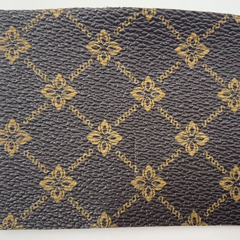 La nuova stampa del designer di borse e borsette sintetizza i materiali in tessuto di pelle
