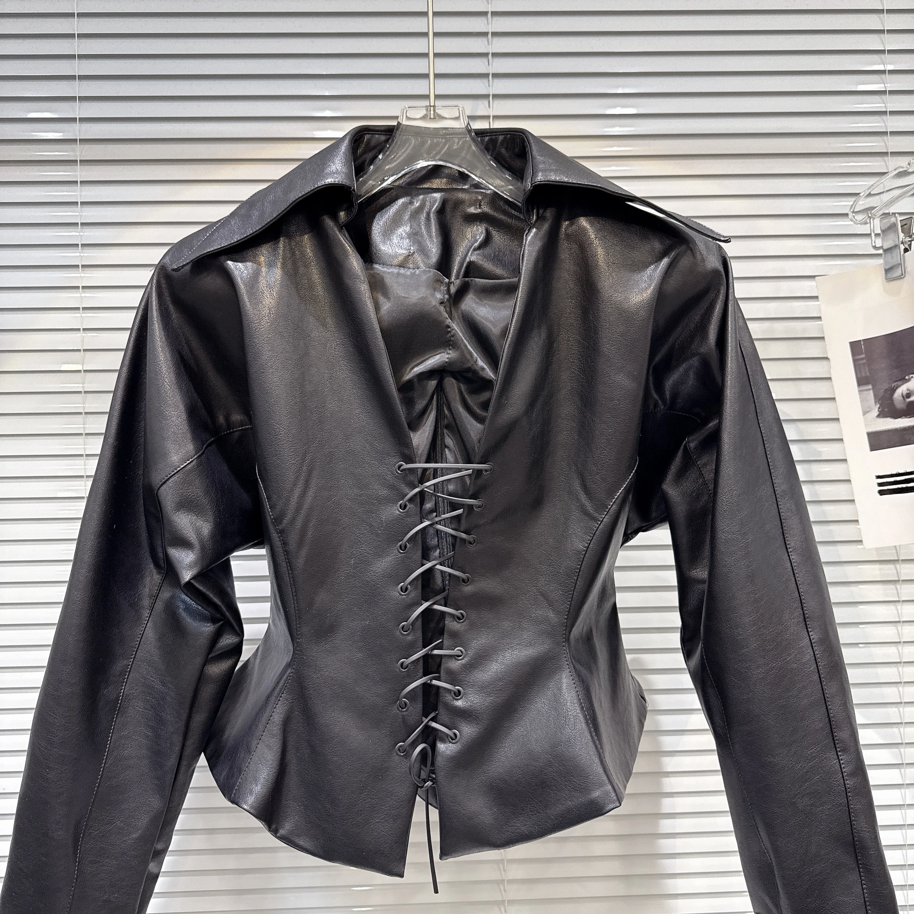 2025 شتاء جديد عصري فتاة ساخنة الخامس الرقبة بدوره إلى أسفل طوق التعادل تصميم الخصر مقصوص بولي Leather قميص سترة للسيدات