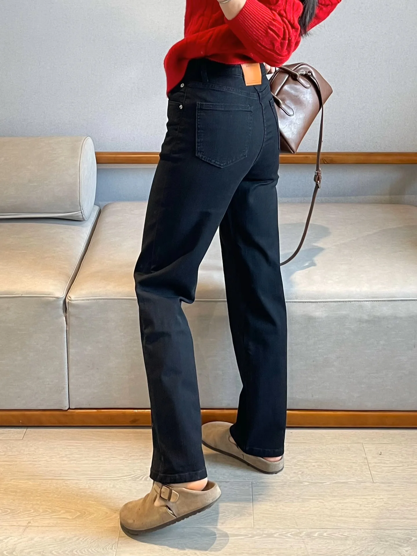 

Женские джинсы прямого кроя со средней посадкой Весна 2026: универсальные, стройнящие, с высокой талией, из эластичного хлопкового денима