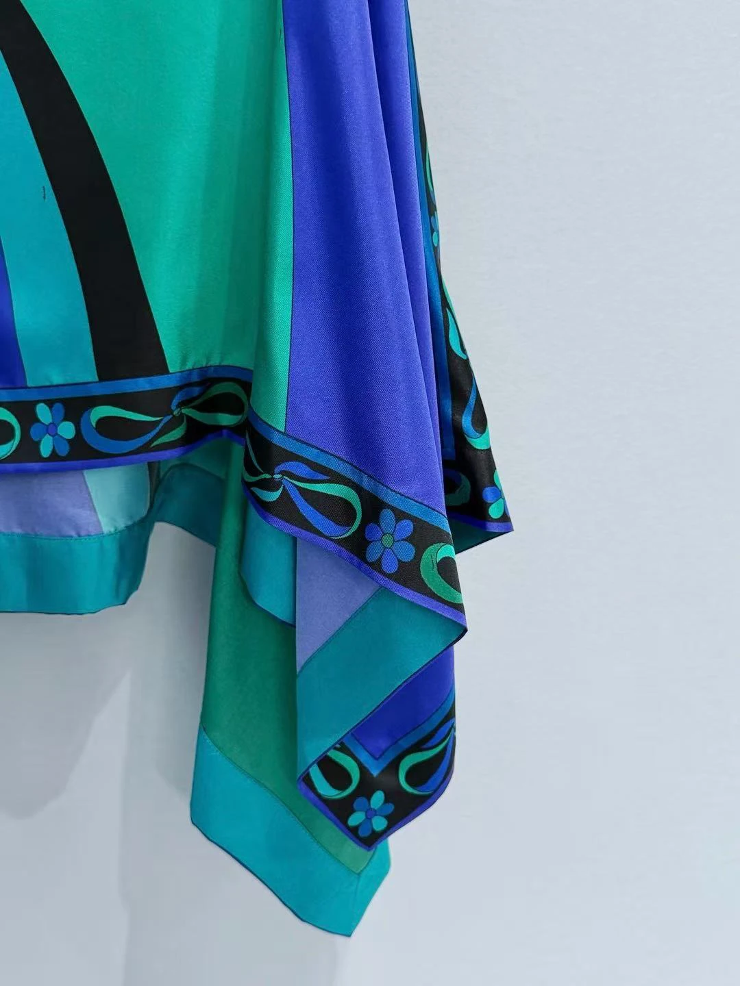 Classic Women's Green Cloaks with Designer Signature Letter Logo Beach Tops Luxury Design Women's Cover-ups Streetwear Beachwear view 4