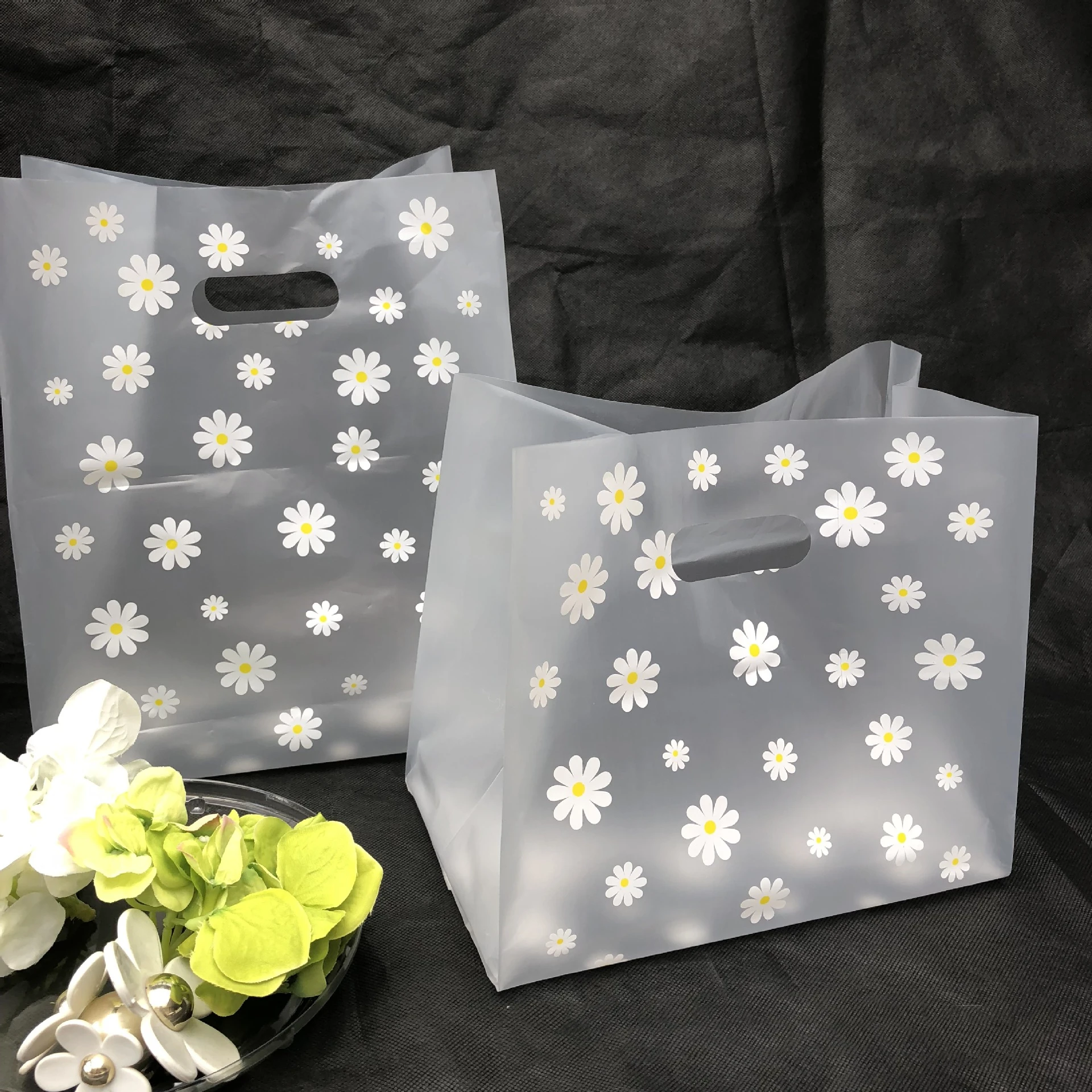 

25pcs Small Daisy Pattern Plastic Bags Supermarket Disposable Shopping Bag Frosted Packaging Snack Boutique Clothing Bag