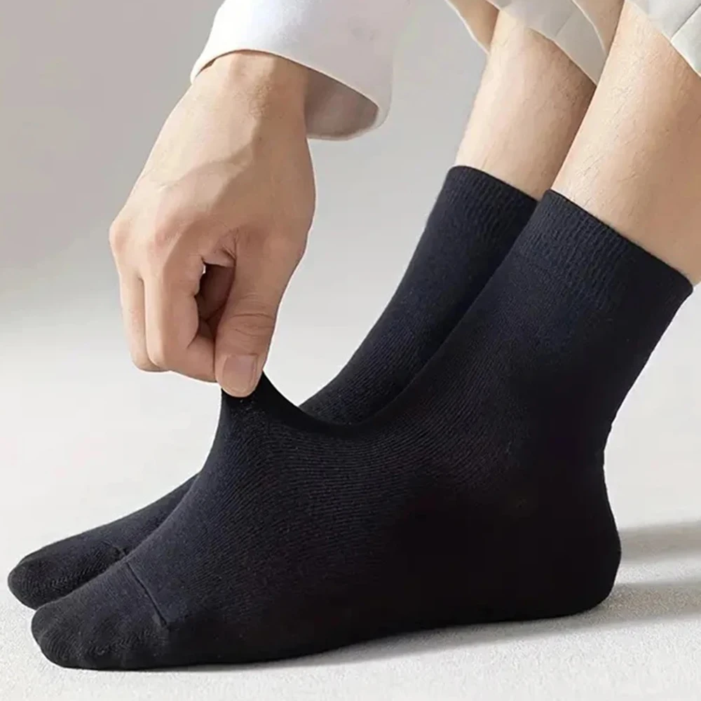 5-Paar Herren-Socken mit Rundhalsausschnitt, modisch, vielseitig, Schwarz, Weiß, Grau, mittlere Röhre, Streetwear, bequeme, atmungsaktive Freizeitsocken