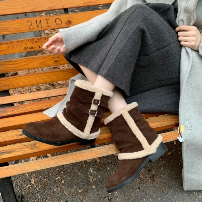 Botas de nieve cortas y cálidas de felpa para mujer, botines de ante sintético marrón, botas de plataforma de diseño decorado con doble hebilla de lujo, otoño e invierno