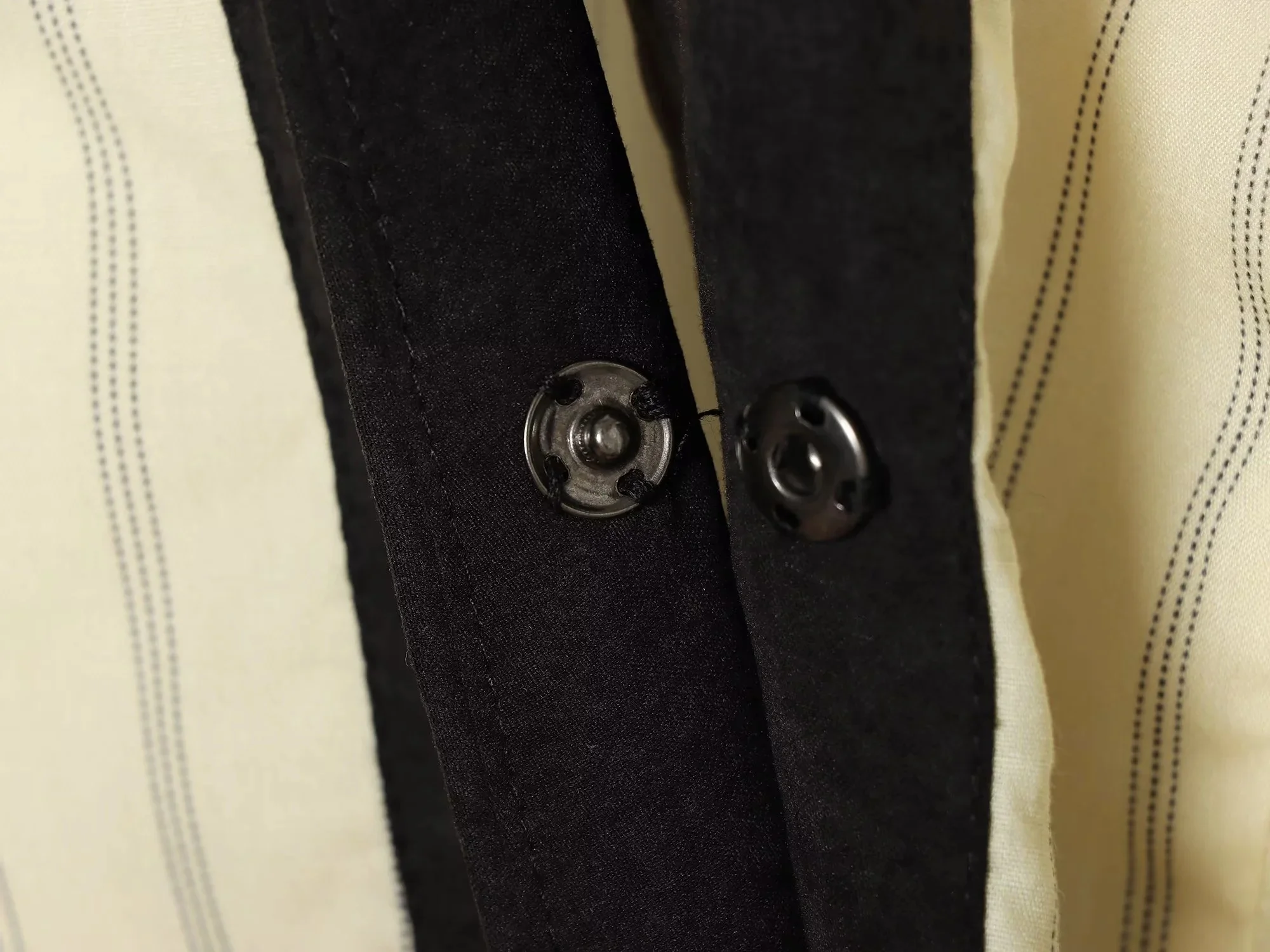 KONDALA Damen Eleganter Freizeitanzug Gestreifter Kontrastfarbener Kurzarm-Oberteil, Lange Hose 2026 Sommer Trendiges Urlaubs-Chic-Set – Detail 8