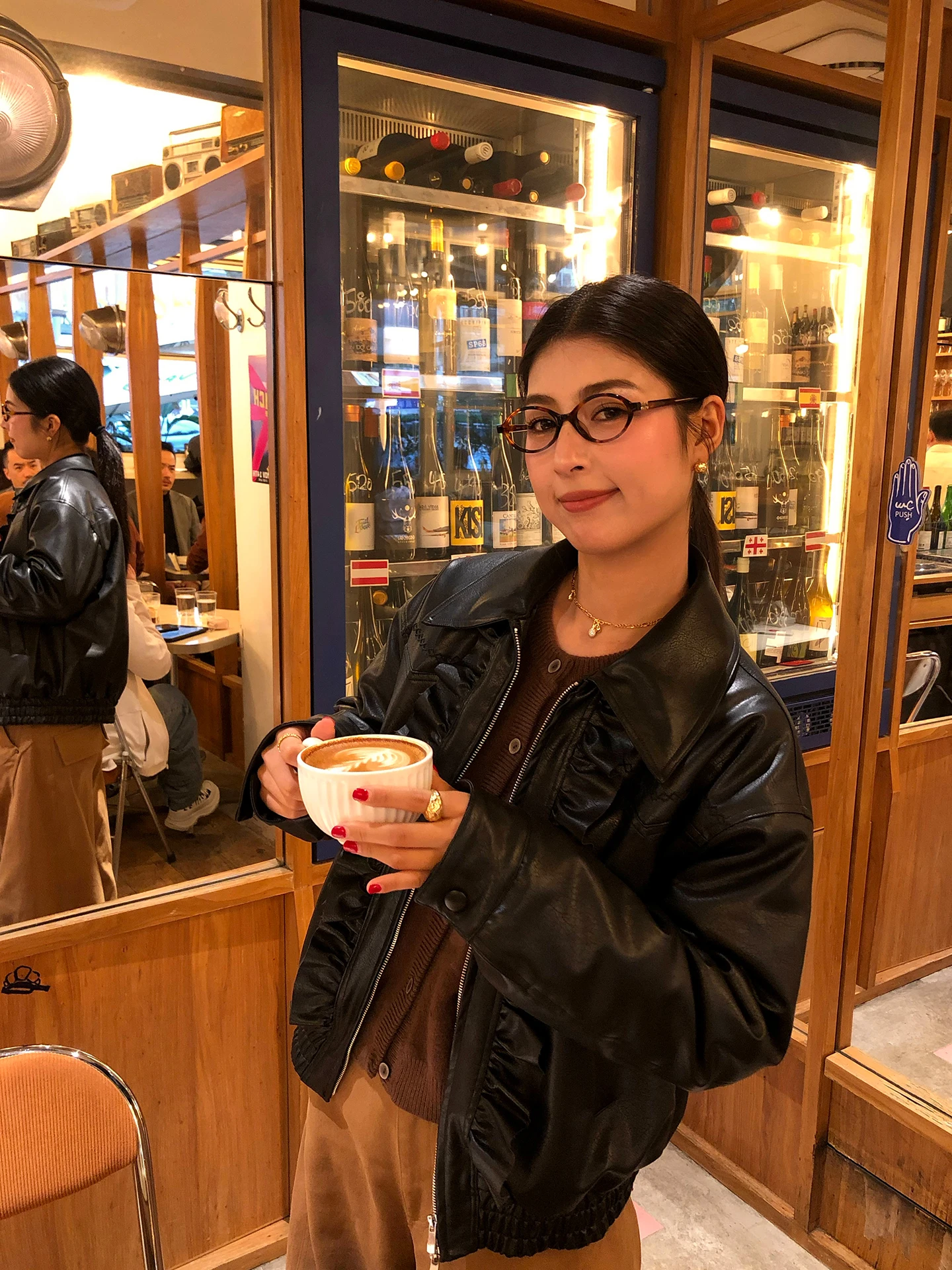 جاكيت دراجات نارية نسائي جديد 2025 من الجلد الصناعي بتصميم فضفاض وعصري مع بطانة قطنية دافئة وتفاصيل خشبية