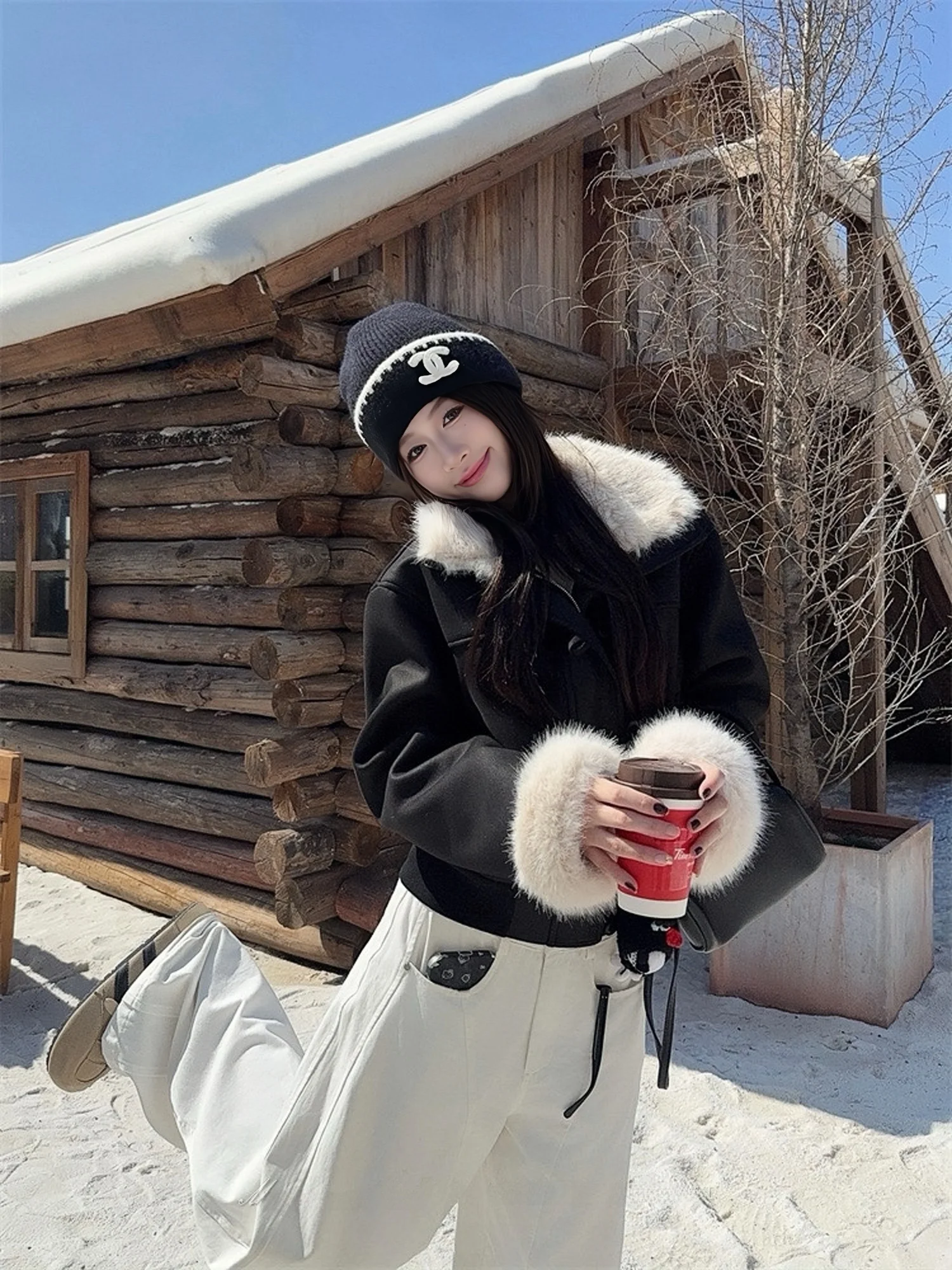 Jaqueta Feminina MOXI Design Outono Inverno Preta Slim Fit de Couro e Pele com Zíper e Design Integrado para Aquecimento