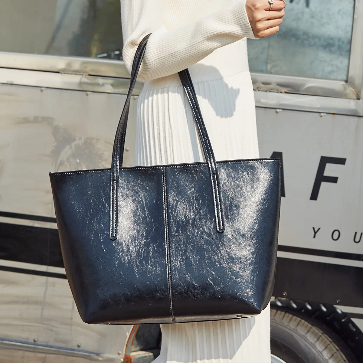European and American oil wax leather textured casual versatile large-capacity tote bag