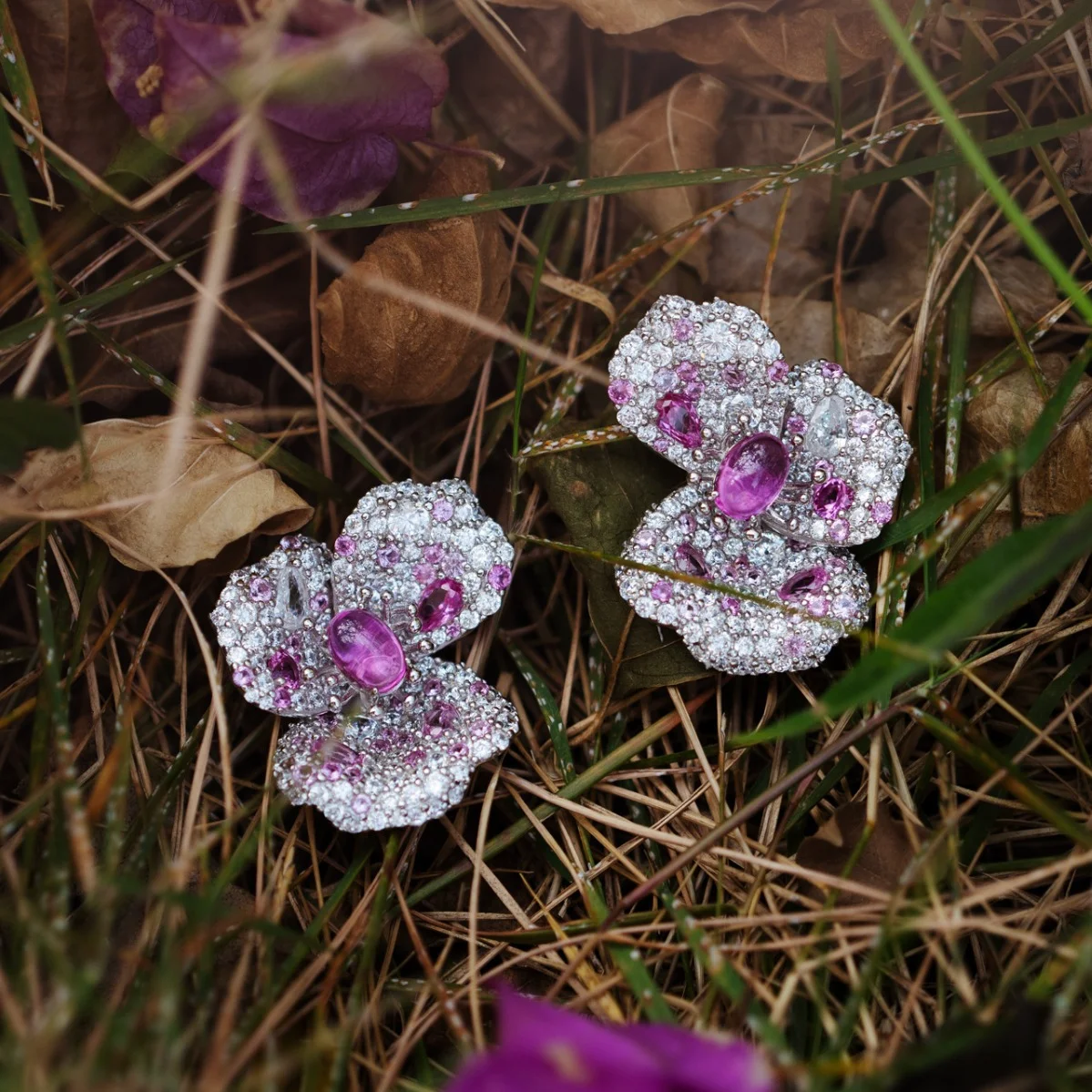 

Vintage High Quality Gemstones Three-petal Flower Stud Earrings Geometry Earrings Exquistie Retro Medieval Lady Elegant Jewelry