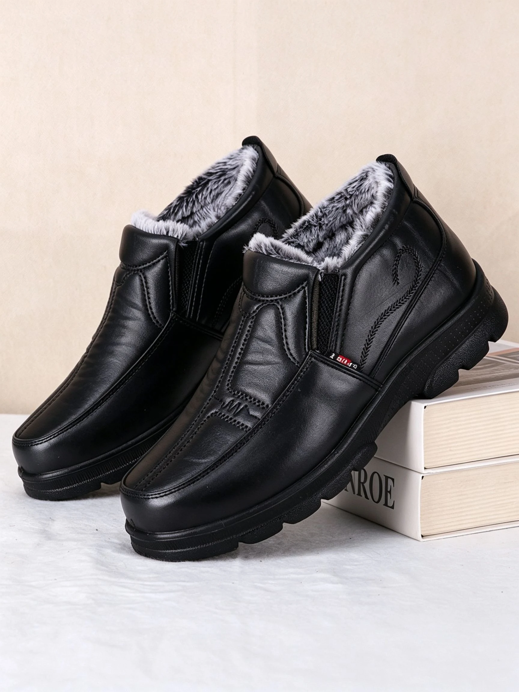 Herren-Winterstiefeletten zum Hineinschlüpfen, warme Schuhe mit Kunstleder- und Fleece-Futter, rutschfeste, dicke Sohle, lässige Outdoor-Stiefeletten, die vor Kälte schützen. – Detail 4