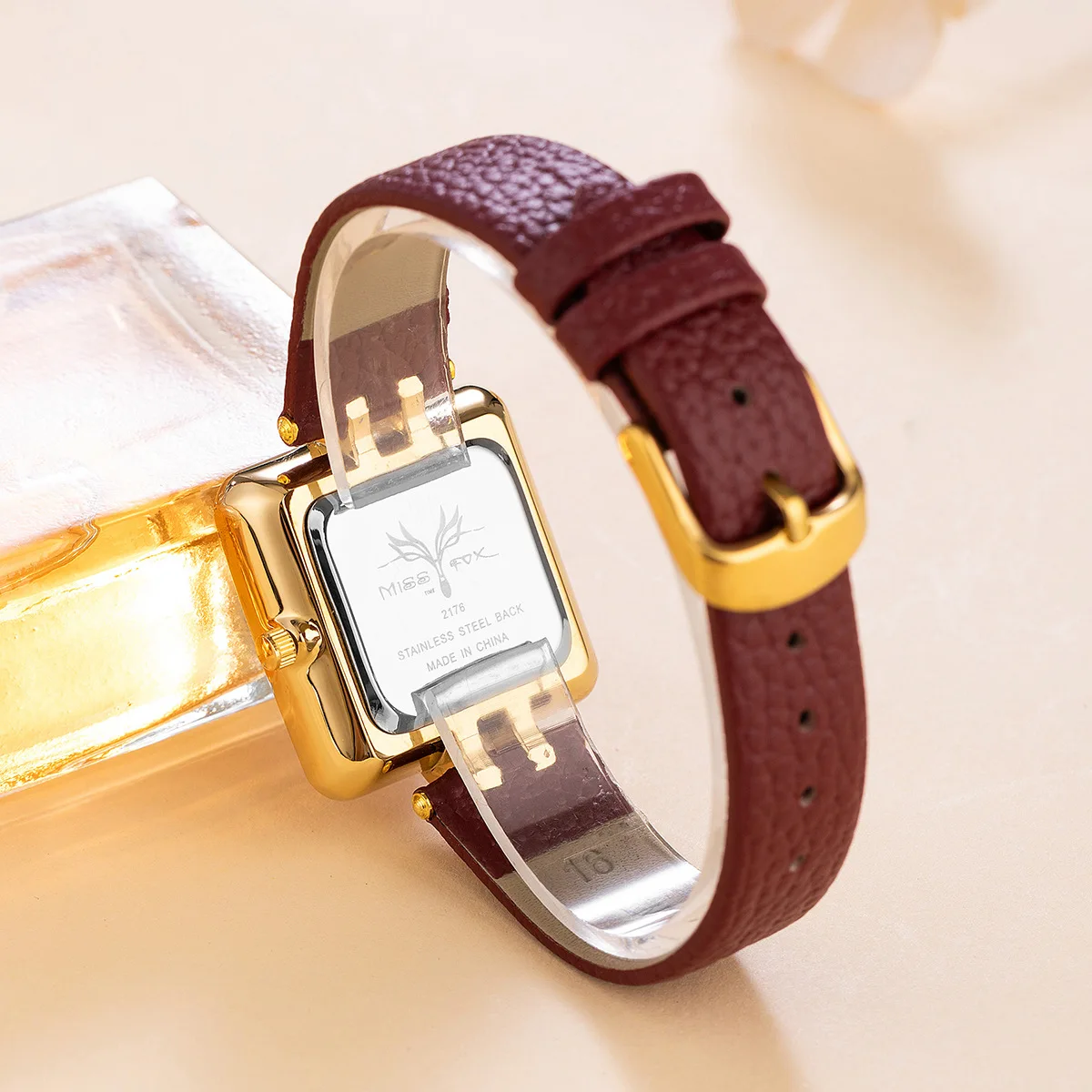 Reloj UTHAI para mujer, reloj de negocios ligero de marca de lujo de Oriente Medio, Simple, cuadrado, rojo, cinturón resistente al agua, relojes de cuarzo a la moda para mujer