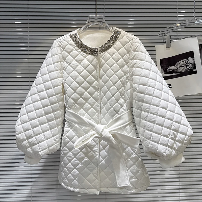 2025 شتاء جديد الماس شبكة نمط ضغط القطن الخصر الدانتيل متابعة سترة قطن فضفاضة المرأة المتخصصة تصميم فريد الشعور معطف