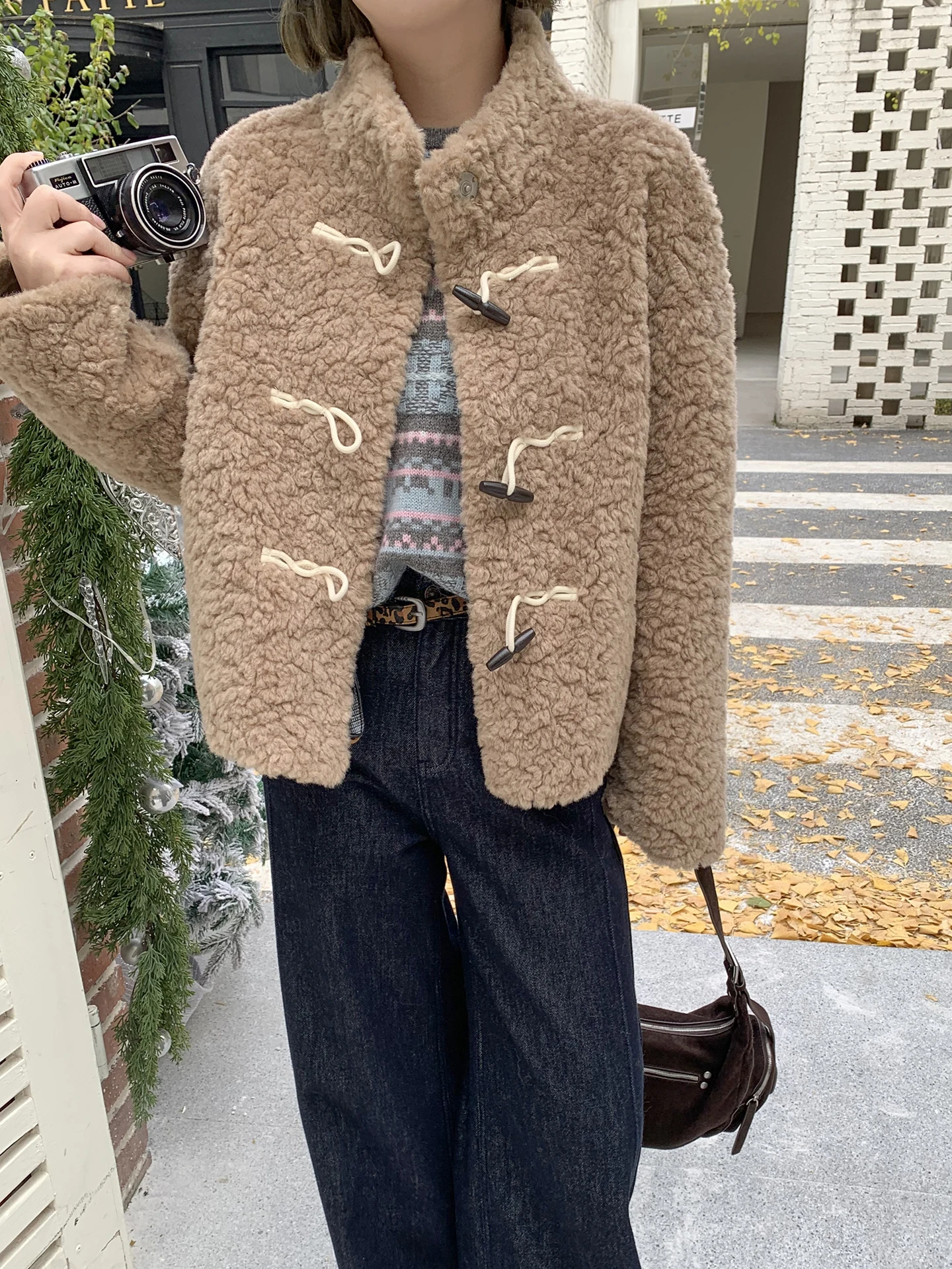 Jaqueta Feminina Coreana ELINS de Couro e Pele Integrados com Gola Alta, Casaco Feminino de Poliéster de Comprimento Médio com Manga Longa