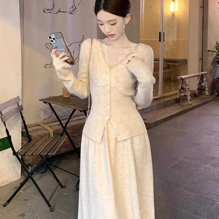 Abito da donna alla moda ed elegante 2025 Abito a due pezzi con gonna lunga con cuciture in pizzo autunnale