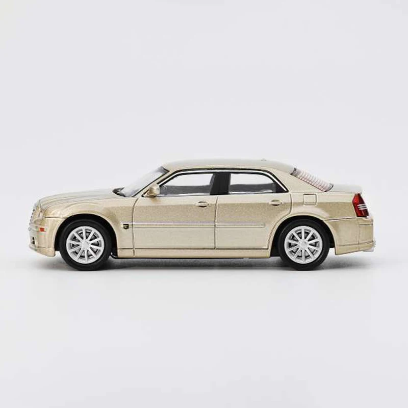 DCT 1:64 Chrysler 300C SRT8 Gold Simulation Alloy Metal Car Model Static Collection Decorated Holiday Gifts Toys Souvenir Gif