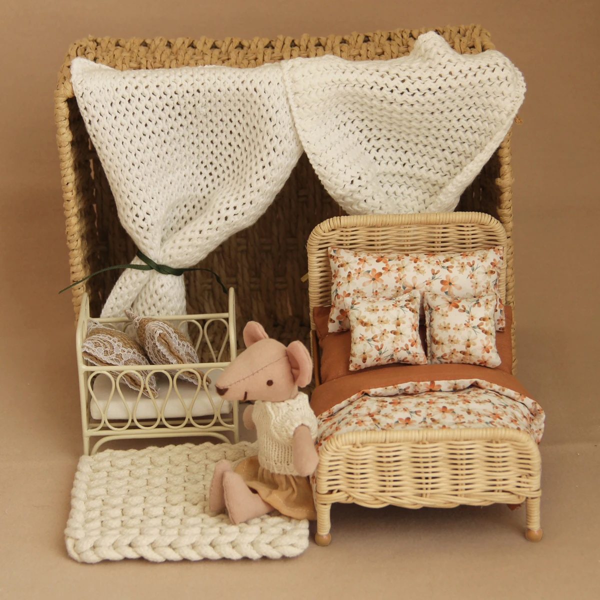 1:12 Miniatur-Kinderbett aus simuliertem Rattan mit Bettwäsche, dreiteiliges Set, geeignet für Kinderspielhaus-Dekoration