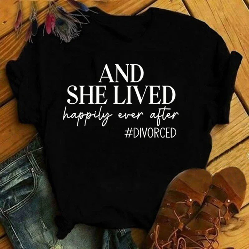 New And She Lived Happily Ever After Divorce Print T-Shirts Women Summer Cool Short Sleeve Female Casual T-Shirts Round Neck Top