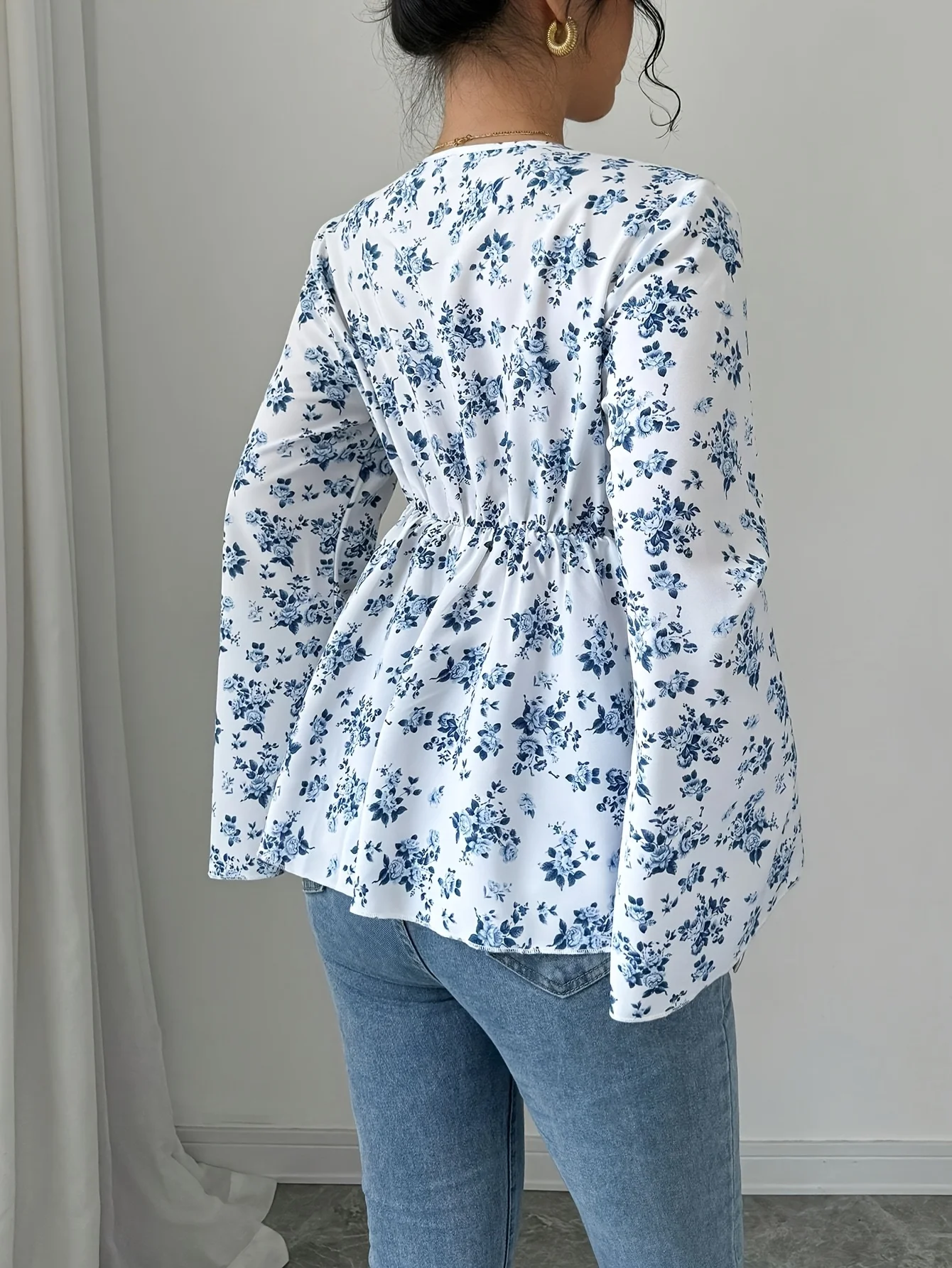 Women’s clothing featuring a V-neck, slim-fitting design, delicate floral patterns, long sleeves, and versatile style suitable f