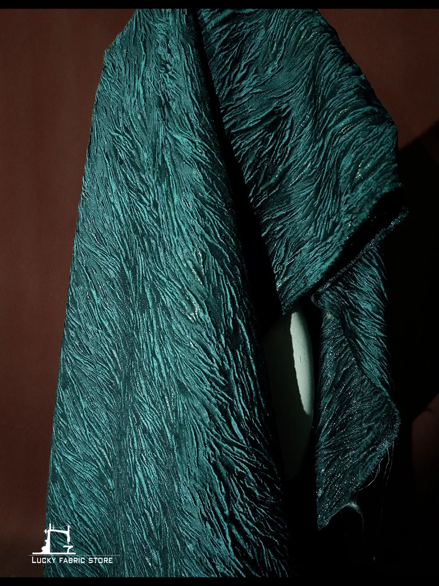 

Темно-зеленая объемная рельефная жаккардовая ткань в полоску океана, одежда ручной работы, куртка, дизайнерская ткань «сделай сам»