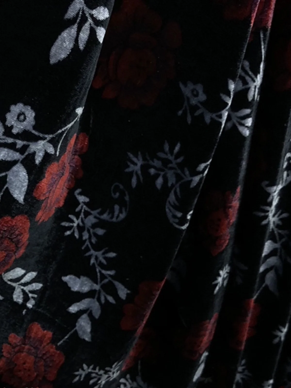 Tela de terciopelo de seda Real de alta calidad, vestido de tela de punto de urdimbre de diseñador de flores rojas de fondo negro para Cheongsam Qipao