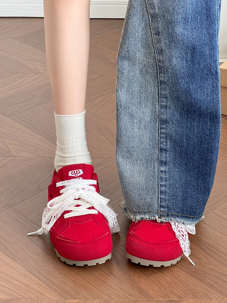 レッドレトロカジュアルスニーカー-レディース-2025年新作-薄底-ラウンドトゥ-通気性-秋-バレエ風-スカートに合う-スポーツシューズ