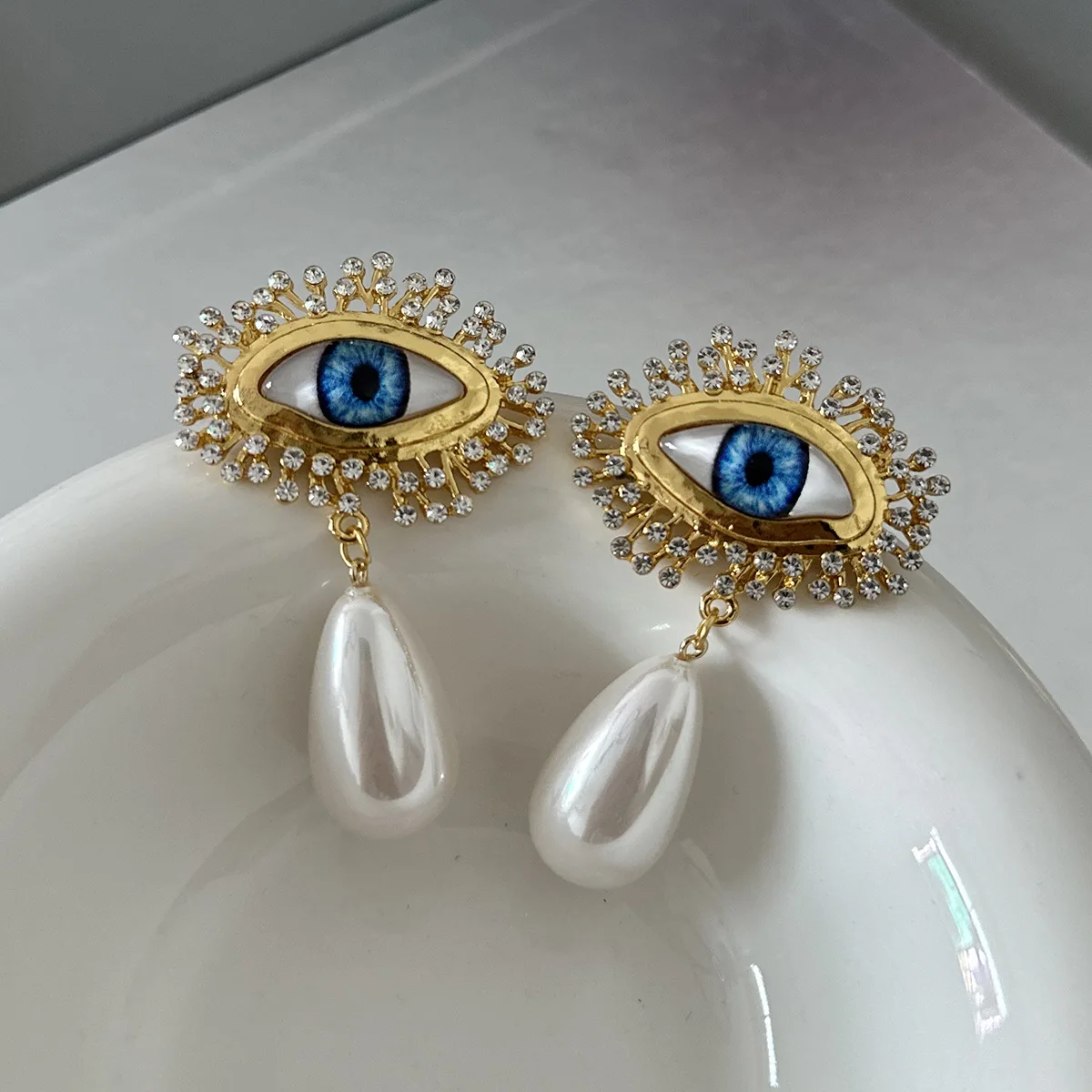 

Devil's Eye Flash rhinestones catwalk style earrings