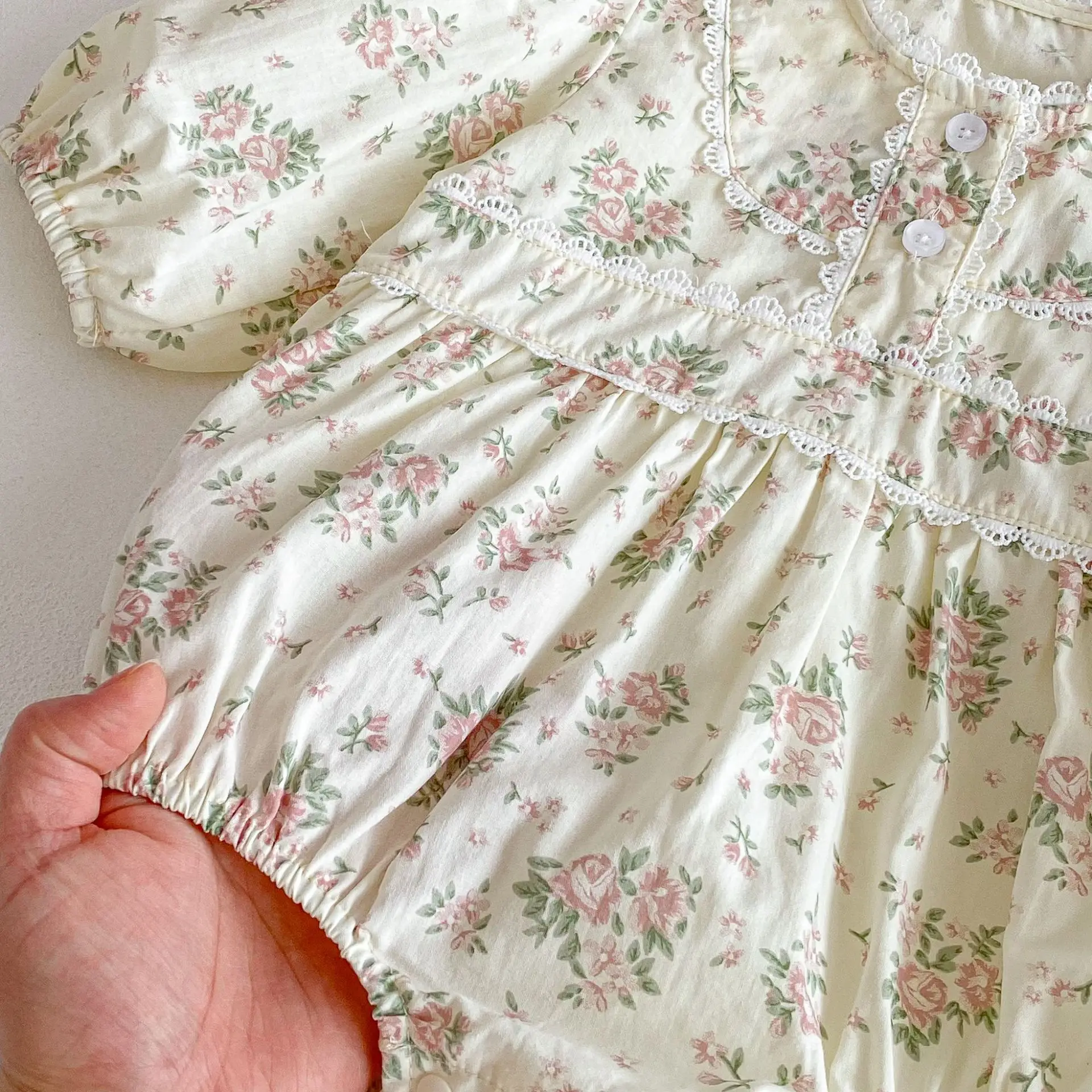 Ins طفلة 2026 ملابس الربيع النسخة الكورية حقيبة الطفل ضرطة الملابس الأزهار بذلة الدانتيل طوق فستان الأميرة بأكمام طويلة